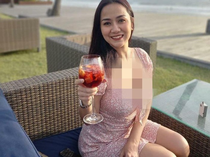 Cantik dan Seksi! Pose Tante Ernie Saat Ngemil dan Nikmati Floating Breakfast Cantik dan Seksi! Pose Tante Ernie Saat Ngemil dan Nikmati Floating Breakfast