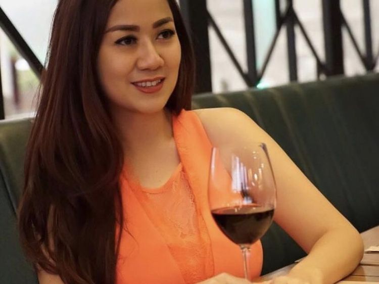Cantik Seksi Pose Tante Ernie saat Ngemil