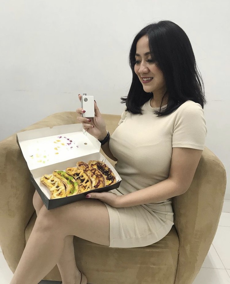 Cantik dan Seksi! Pose Tante Ernie Saat Ngemil dan Nikmati Floating Breakfast