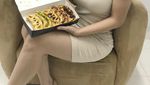Cantik dan Seksi! Pose Tante Ernie Saat Ngemil dan Nikmati Floating Breakfast