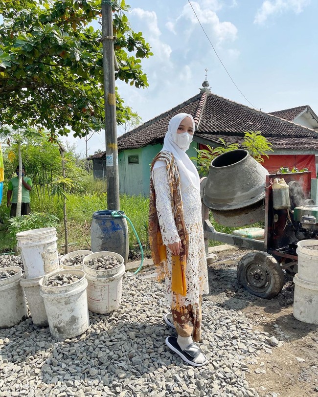 Ibu satu anak ini mengenakan jilbab simpel berwarna senada dengan kebaya. Tak lupa masker yang juga berpalet putih. Foto: Instagram/@chafrederica, @dinas_kominfokendal