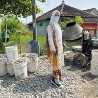 Ibu satu anak ini mengenakan jilbab simpel berwarna senada dengan kebaya. Tak lupa masker yang juga berpalet putih. Foto: Instagram/@chafrederica, @dinas_kominfokendal