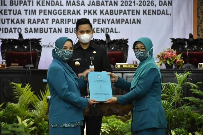 Ini penampilan Chacha Frederica saat Serah Terima Jabatan Ketua Tim Penggerak PKK Kabupaten Kendal pada Senin (01/02/2021). Ia mengenakan seragam anggota PKK berwarna hijau toska. Foto: Instagram/@chafrederica, @dinas_kominfokendal