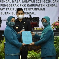 Ini penampilan Chacha Frederica saat Serah Terima Jabatan Ketua Tim Penggerak PKK Kabupaten Kendal pada Senin (01/02/2021). Ia mengenakan seragam anggota PKK berwarna hijau toska. Foto: Instagram/@chafrederica, @dinas_kominfokendal