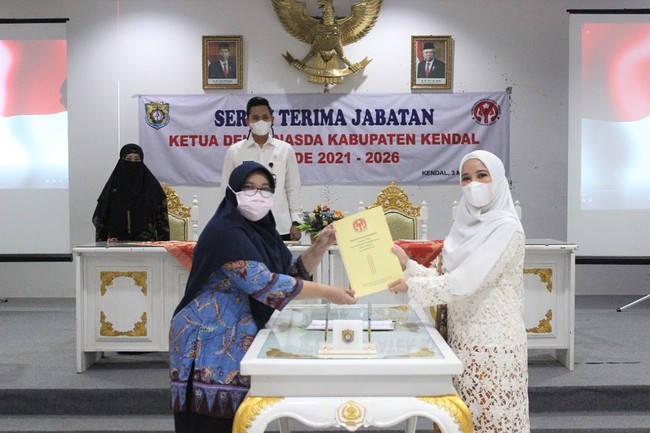 Menghadiri serah terima jabatan Ketua Dekranasda Kabupaten Kendal di Gedung Abdi Praja Kabupaten Kendal, Rabu (3/3/2021), Chacha Frederica mengenakan kebaya brokat putih yang dipadu kain batik berwarna cerah. Foto: Instagram/@chafrederica, @dinas_kominfokendal