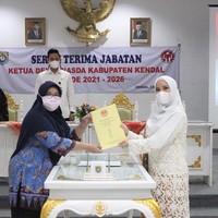 Menghadiri serah terima jabatan Ketua Dekranasda Kabupaten Kendal di Gedung Abdi Praja Kabupaten Kendal, Rabu (3/3/2021), Chacha Frederica mengenakan kebaya brokat putih yang dipadu kain batik berwarna cerah. Foto: Instagram/@chafrederica, @dinas_kominfokendal