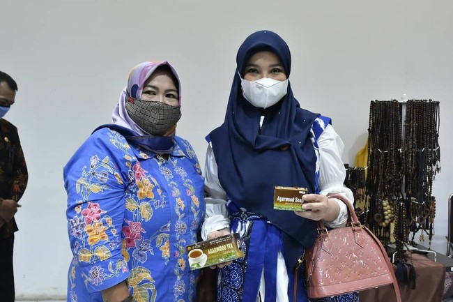 Chacha juga terlihat menjinjing tas warna pink salem keluaran Louis Vuitton. Lagi, ia menyerasikan warna jilbab dengan tema busana yakni bernuansa biru navy. Foto: Instagram/@chafrederica, @dinas_kominfokendal
