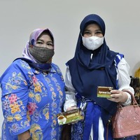 Chacha juga terlihat menjinjing tas warna pink salem keluaran Louis Vuitton. Lagi, ia menyerasikan warna jilbab dengan tema busana yakni bernuansa biru navy. Foto: Instagram/@chafrederica, @dinas_kominfokendal