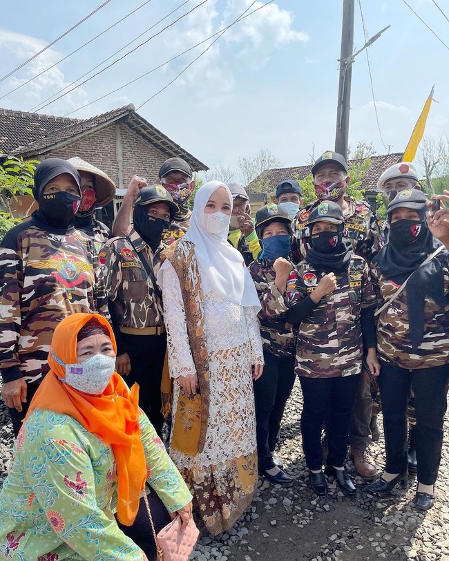 Setelah serah terima jabatan, Chacha Frederica langsung meninjau desa Kartika Jaya. Salah satu daerah yang menjadi rintisan desa wisata. Foto: Instagram/@chafrederica, @dinas_kominfokendal