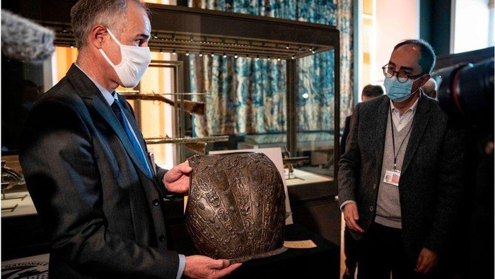 Dua bagian baju besi renaisans Italia hilang pada tahun 1983. Kini koleksi museum Louvre tersebut telah kembali lagi ke rumahnya.