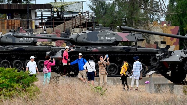 Di Kinmen County yang jadi wilayah DMZ Taiwan. Di sinilah tempat di mana tank terkubur, propaganda, dan wisatawan yang menyukai destinasi antimainstream. Di Kinmen County yang jadi wilayah DMZ Taiwan. Di sinilah tempat di mana tank terkubur, propaganda, dan wisatawan yang menyukai destinasi antimainstream.