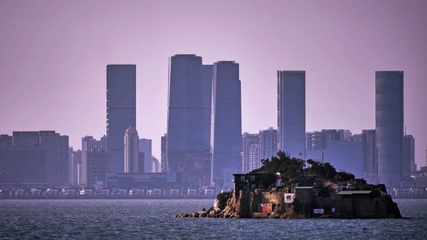Pulau Kinmen adalah bagian dari Kabupaten Kinmen secara luas. Wilayah ini terdiri dari beberapa pulau kecil di Selat Taiwan antara Kota Xiamen di China daratan dan pulau utama Taiwan. Pulau Kinmen adalah bagian dari Kabupaten Kinmen secara luas. Wilayah ini terdiri dari beberapa pulau kecil di Selat Taiwan antara Kota Xiamen di China daratan dan pulau utama Taiwan.