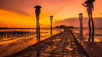 Diterjemahkan sebagai Gerbang Emas, Kinmen berada di bawah pemerintahan militer selama 43 tahun, antara 1949 dan 1992. Ketika hubungan lintas-selat membaik, bangunan Broadcast Wall di bekas pangkalan militer berhenti pada awal 1990-an.