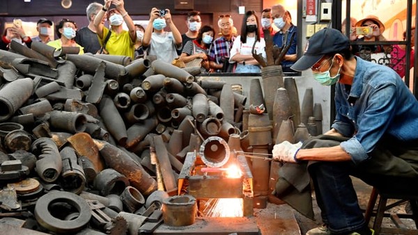 Peluru artileri sekarang digunakan untuk membuat pisau Kinmen yang terkenal. Barang lain yang dihasilkan yakni menjadi barang-barang peralatan masak rumah tangga dan suvenir. Peluru artileri sekarang digunakan untuk membuat pisau Kinmen yang terkenal. Barang lain yang dihasilkan yakni menjadi barang-barang peralatan masak rumah tangga dan suvenir.