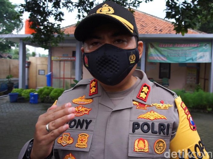 Polisi menyelidiki dugaan pungli dalam layanan tes swab RT-PCR di Labkesda Dinas Kesehatan Kabupaten Mojokerto. Jika menemukan unsur pidana, polisi akan menindak tegas para pelaku sesuai aturan yang berlaku.