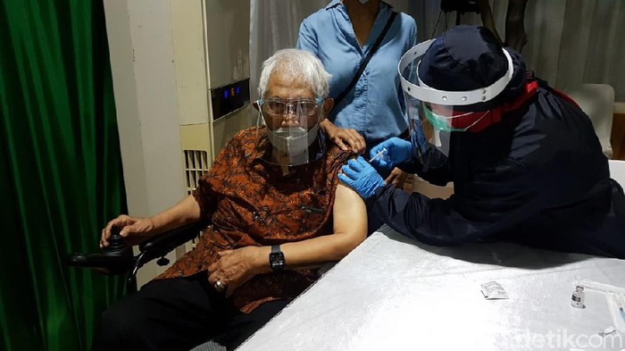 Eks Mentamben Dr Subroto Eks Mentamben Dr Subroto mendapat Vaksin COVID-19, Jumat (5/3/2021)