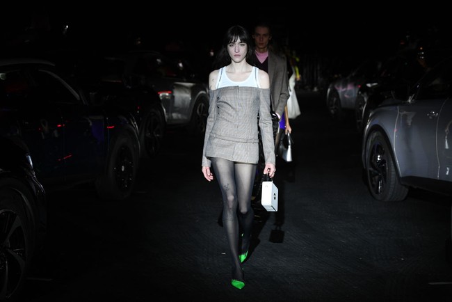 Rancangannya sendiri terinspirasi dari gemerlap dunia malam sebelum dan setelah merebaknya pandemi COVID-19. Banyak busana bernuansa tekno dan futuristik ditampilkan. Foto: Getty Images/Pascal Le Segretain