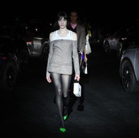 Rancangannya sendiri terinspirasi dari gemerlap dunia malam sebelum dan setelah merebaknya pandemi COVID-19. Banyak busana bernuansa tekno dan futuristik ditampilkan. Foto: Getty Images/Pascal Le Segretain