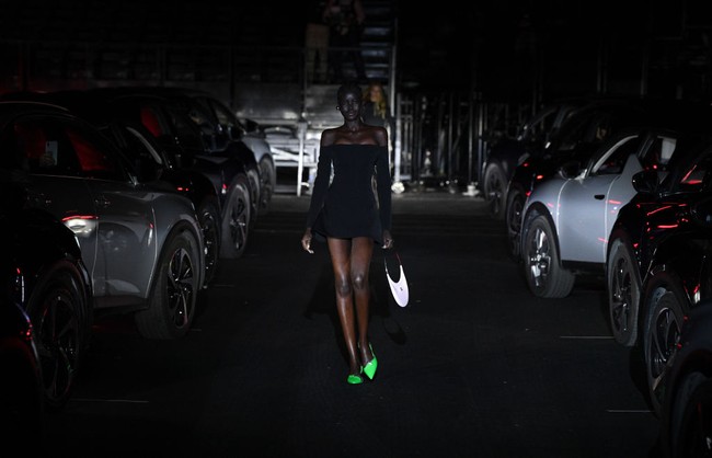 Pandemi virus Corona membuat para pelaku industri kreatif harus berpikir out of the box untuk menampilkan koleksinya. Seperti yang dilakukan brand fashion asal Prancis, Coperni. Foto: Getty Images/Pascal Le Segretain