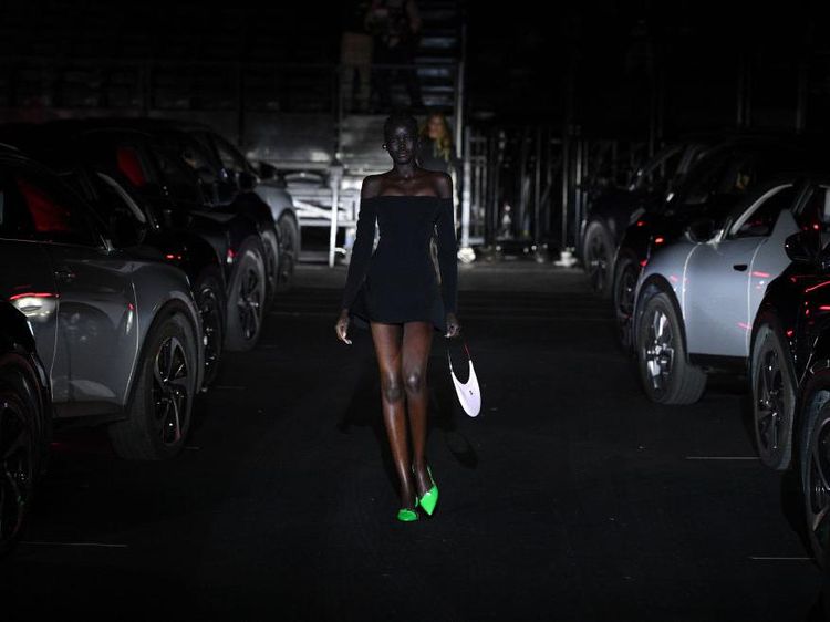 10 Foto Show Drive-In di Paris Fashion Week, Digelar Unik Efek Pandemi
