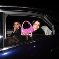 Para undangan yang hadir merupakan insan mode dari kalangan jurnalis, selebriri, influencer dan beberapa rekan Sebastien dan Arnaud. Foto: Getty Images/Pascal Le Segretain