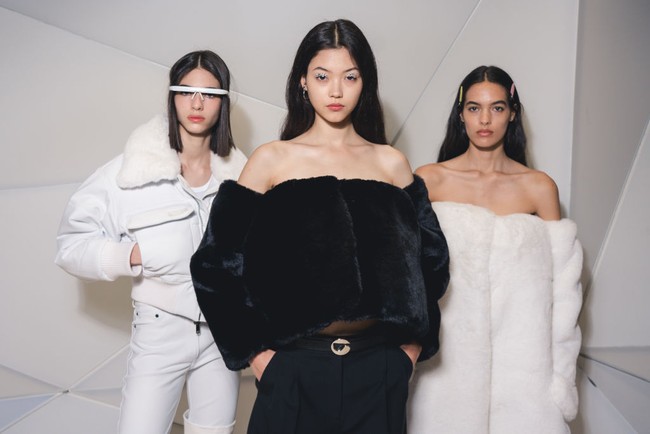 Ini jawaban dari apa yang kita alami saat ini, karena di satu sisi kita ingin sekali tampil seksi dan bersenang-senang... tapi di sisi lain, kita selalu pakai piyama sepanjang tahun. Kami ingin mencampurkan dua siluet dan aspek berbeda ini, jelasnya. Foto: Getty Images/Pascal Le Segretain