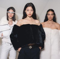 Ini jawaban dari apa yang kita alami saat ini, karena di satu sisi kita ingin sekali tampil seksi dan bersenang-senang... tapi di sisi lain, kita selalu pakai piyama sepanjang tahun. Kami ingin mencampurkan dua siluet dan aspek berbeda ini, jelasnya. Foto: Getty Images/Pascal Le Segretain