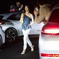 Tampak para tamu menonton fashion show dari dalam mobil. Ada pula yang mencoba mengambil foto untuk mengabadikan suasana pagelaran busana yang terbilang unik ini. Foto: Getty Images/Pascal Le Segretain