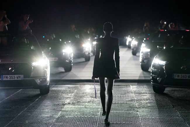 Duo desainer pendirinya, Sebastien Meyer dan Arnaud Vaillant, mengubah Accorhotels Arena menjadi seperti lahan parkir mobil. Mereka mengusung konsep drive-in runway untuk menampilkan koleksi Fall/Winter 2021. Foto: Getty Images/Pascal Le Segretain