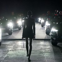 Duo desainer pendirinya, Sebastien Meyer dan Arnaud Vaillant, mengubah Accorhotels Arena menjadi seperti lahan parkir mobil. Mereka mengusung konsep drive-in runway untuk menampilkan koleksi Fall/Winter 2021. Foto: Getty Images/Pascal Le Segretain