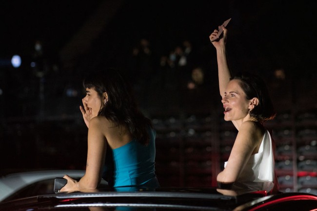 Karena adanya larangan bepergian dan berkumpul, format drive-in merupakan cara yang paling tepat untuk membuat sesuatu yang kreatif tapi tetap menjaga keamanan di saat yang sama, ujar Arnaud Valliant, seperti dikutip dari CNN. Foto: Getty Images/Pascal Le Segretain