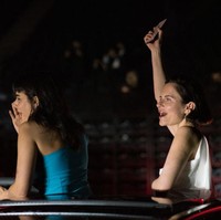 Karena adanya larangan bepergian dan berkumpul, format drive-in merupakan cara yang paling tepat untuk membuat sesuatu yang kreatif tapi tetap menjaga keamanan di saat yang sama, ujar Arnaud Valliant, seperti dikutip dari CNN. Foto: Getty Images/Pascal Le Segretain