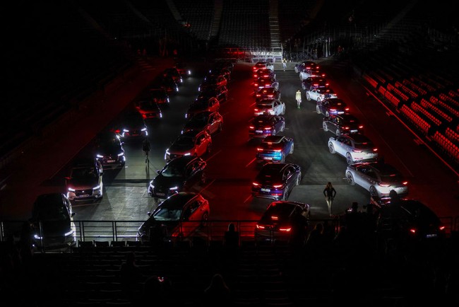 Arena yang mampu menampung 20.100 kursi itu dipadati 36 mobil yang membawa 70 tamu. Konsep ini memungkinkan para tamu bisa menikmati fashion show dengan tetap menerapkan protokol kesehatan. Foto: Getty Images/Pascal Le Segretain