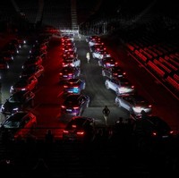 Arena yang mampu menampung 20.100 kursi itu dipadati 36 mobil yang membawa 70 tamu. Konsep ini memungkinkan para tamu bisa menikmati fashion show dengan tetap menerapkan protokol kesehatan. Foto: Getty Images/Pascal Le Segretain