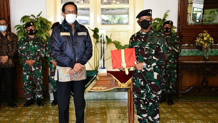 Gubernur DIY, Sri Sultan Hamengkubuwono X dan Komandan Pangkalan Utama TNI Angkatan Laut (Lantamal) V Laksamana Pertama TNI Mohamad Zaenal melakukan pertemuan.