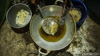 Memiliki rasa yang unik membuat produk keripik ini cepat diterima publik dan laris di pasaran.