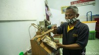 Pekerja melakukan pengemasan keripik bonggol pisang di IKM Al Barik milik Purwati warga Bambanglipuro, Bantul.