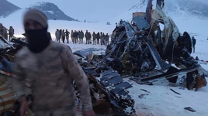 Helikopter Militer Turki Jatuh Tewaskan 11 Tentara Kecelakaan helikopter militer terjadi di Turki pada Kamis (4/3) waktu setempat. Sebelas tentara Turki tewas ketika helikopter yang mereka naiki jatuh karena cuaca buruk di wilayah tenggara Turki.