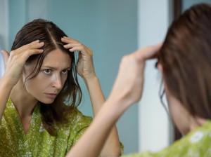 13 Tips Perawatan Rambut Rontok Anti Ribet
