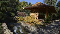 Paviliun terbuka, dibangun di samping air terjun, menawarkan ruang damai untuk rileksasi dan meditasi dengan pemandangan pasir, bebatuan, dan bebatuan taman kering, dengan kolam reflektif dan hamparan taman luas di luarnya.   
