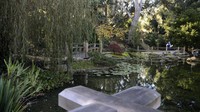 Taman Lotusland dibangun dalam taman yang berada di atas tanah seluas 14 hektare di utara Los Angeles.  