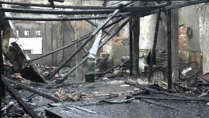 Indekos 2 lantai di Setiabudi, Jaksel, hangus terbakar. Foto dikirim Camat Setiabudi.