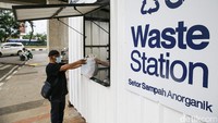 Sampah anorganik yang diterima kemudian dipilah dan didistribusikan ke pengolah sebagai bahan baku proses daur ulang. 