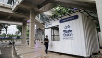 Warga membawa sampan anorganik nutuk disetorkan di Drop Point Rekosistem yang berada di Stasiun MRT Blok M, Jakarta, Jumat (5/3/2021).