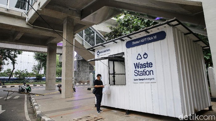 Ini Dia Tempat Penampung Sampah Anorganik Drop Point Rekosistem yang berada di Stasiun MRT Blok M, Jakarta, membuka penampungan untuk sampah anorganik warga lho.