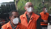 Selain Nurdin, ada dua pihak lain yang ditetapkan menjadi tersangka. Nurdin ditetapkan sebagai penerima suap bersama Sekdis PUTR Sulsel, Edy Rahmat. Sedangkan Agung Sucipto menjadi tersangka sebagai penyuap.