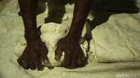 Bahan baku utama yang dibutuhkan untuk membuat mie pentil adalah tepung tapioka atau yang dikenal juga dengan sebutan kanji.