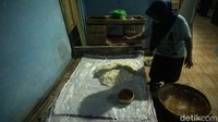 Mustardiono membuat mie pentil sejak tahun 70-an. 