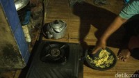 Dalam membuat mie pentil, Mustardiono masih mempertahankan resep yang didapatkan secara turun temurun. 