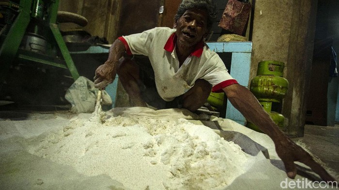 Intip Dapur Mie Pentil Khas Bantul Daerah Bantul memiliki mie yang khas salah satunya mie pentil buatan Mustardiono asal Pundong. Penasaran cara membuatnya?